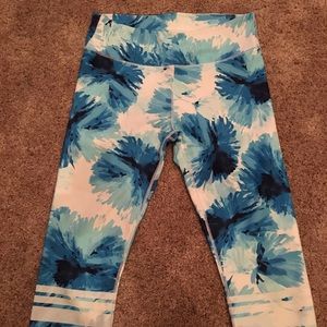 Fabletics Capri floral capris